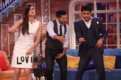 Varun Dhawan and Kriti Sanon Shakes a Leg with Kapil Sharma on 'Manma Emotion' Song