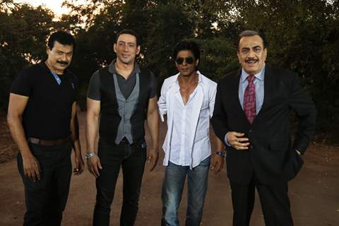 Shah Rukh Khan Promotes Dilwale on C.I.D