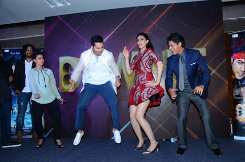 Varun Dhawan and Kriti Sanon Shakes a Leg with SRK- Kajol at Launch of 'Tukur Tukur' Song of Dilwale