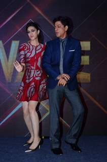 Kriti Sanon Shakes a Leg with Shah Rukh Khan at Launch of 'Tukur Tukur' Song of Dilwale