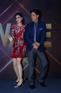 Kriti Sanon Shakes a Leg with Shah Rukh Khan at Launch of 'Tukur Tukur' Song of Dilwale
