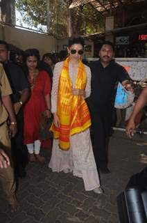 Deepika Padukone visits Siddhivinayak Temple