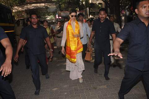 Deepika Padukone visits Siddhivinayak Temple