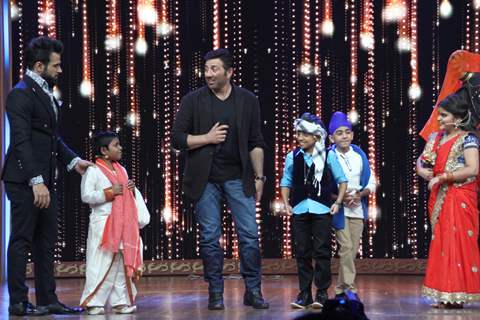 Sunny Deol and host Rithvik Dhanjani at Promotions of Ghayal Once Again on India's Best Dramebaaz