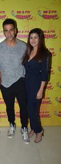 Akshay Kumar and Nimrat Kaur Promotes 'Airlift' at Radio Mirchi