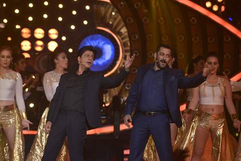 Salman Khan and Shah Rukh Khan Shakes a Leg on Bigg Boss 9 - Double Trouble