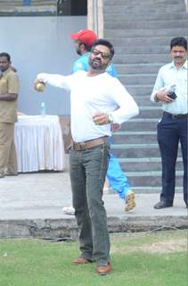 Suniel Shetty at Mumbai Heroes Corporate Cricket Match