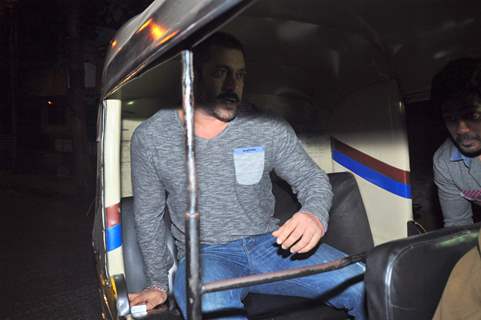 Salman Khan and Nikhil Dwivedi  Takes a Rickshaw ride to home post Dinner
