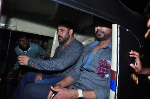 Salman Khan and Nikhil Dwivedi Takes a Rickshaw Ride Post Dinner