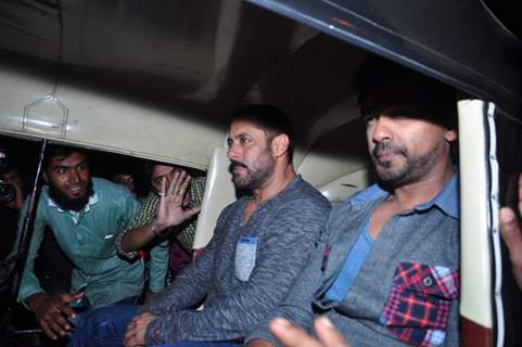 Salman Khan and Nikhil Dwivedi Takes a Rickshaw Ride Post Dinner