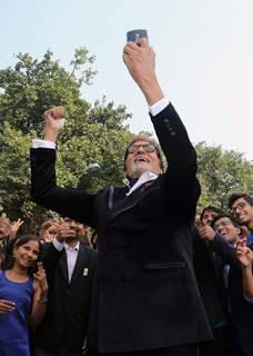 Big B Takes a Selfie During a Shoot for Aaj Ki Raat Hain Zindagi Promo