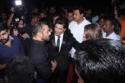 Shah Rukh Greets Salman at the Backstage of Stardust Awards