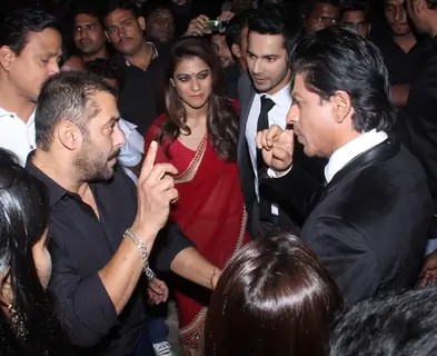 Shah Rukh Khan, Salman, Varun Dhawan and Kajol Meets at Backstage of Stardust Awards