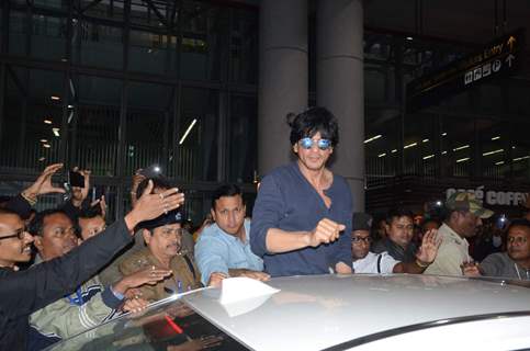 Shah Rukh Khan Snapped at Airport