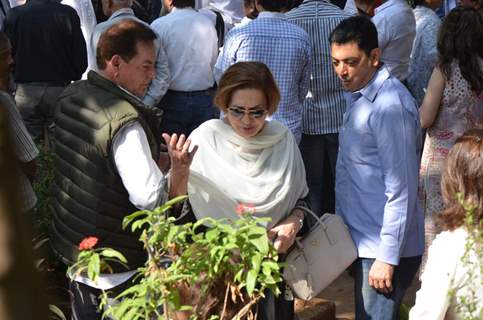 Salim Khan and Helen were snapped at Sadhana Shivdasani's Funeral