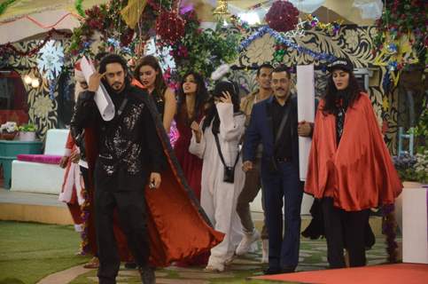 Salman Khan Celebrates his Birthday with Bigg Boss 9 Contestants