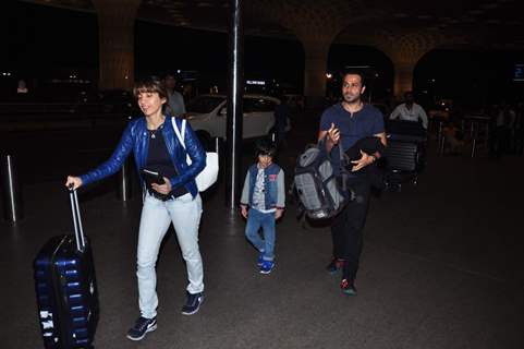 Emraan Hashmi Leaves with family for New Year's - Snapped at Airport