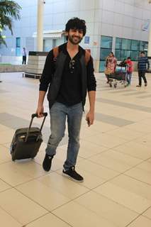 Kartik Aaryan Snapped at Airport