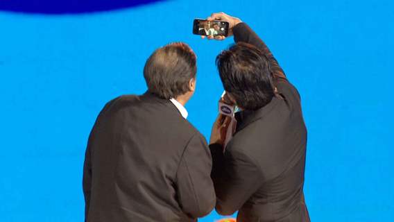 Shah Rukh Khan Clicks a Selfie with Mukesh Ambani at Launch of Reliance Jio