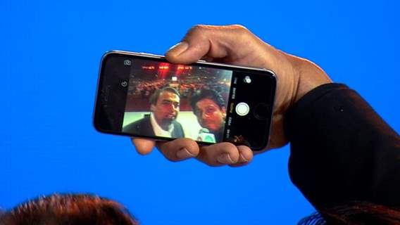 SRK Clicks a Selfie with Mukesh Ambani at Launch of Reliance Jio