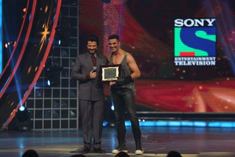 Akshay Kumar and Anil Kapoor at Guild Awards 2015