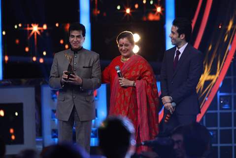 Jeetendra and Tusshar Kapoor at Guild Awards 2015 - Performances