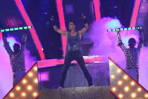 Akshay Kumar Peforms at Guild Awards 2015 - Performances