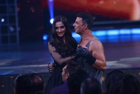 Akshay Kumar and Sonam Kapoor at Guild Awards 2015 - Performances