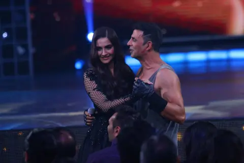 Akshay Kumar and Sonam Kapoor at Guild Awards 2015 - Performances
