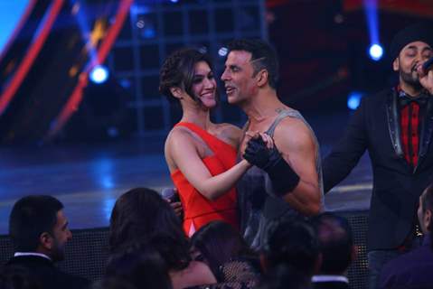 Akshay Kumar and Kriti Sanon at Guild Awards 2015 - Performances