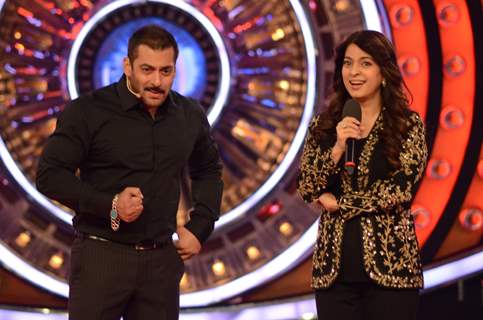 Juhi Chawla on Bigg Boss 9 for Promotions of Chalk N Duster