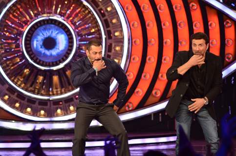 Sunny Deol and Salman Shakes a leg on 'Pandeyji Seeti' During Promotions of Ghayal Once Again on BB9