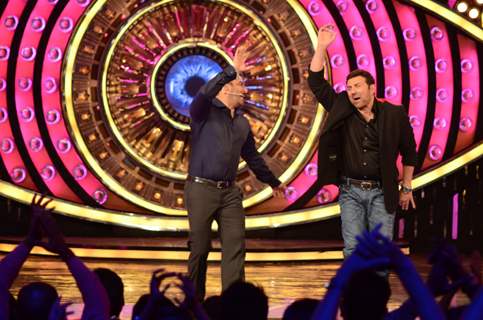 Sunny Deol and Salman Shakes a leg on 'Main Nikla' During Promotions of Ghayal Once Again on BB9