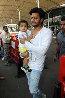 Riaan Deshmukh Gave a quick pose with Daddy Ritesh at Airport