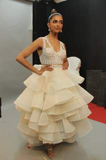 Deepika Padukone dazzling in white at the 22nd Annual Star Screen Awards