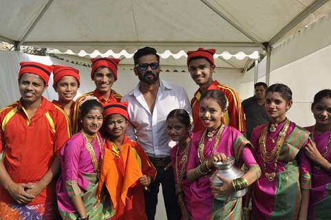 Suniel Shetty poses with kids at Versova Fest