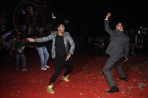 Ranveer Singh and Akshay Kumar shake a leg at the 22nd Annual Star Screen Awards