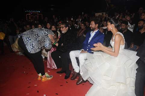 Ranveer Singh snapped taking Amitabh Bachchan's blessings at the 22nd Annual Star Screen Awards