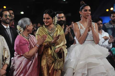 Rekha and Jaya Bachchan snapped while in a conversation at the 22nd Annual Star Screen Awards