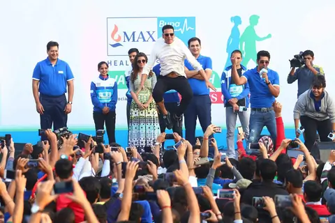 'Khiladi' Akshay Kumar and Nimrat Kaur flagged off 'Walk for Health'