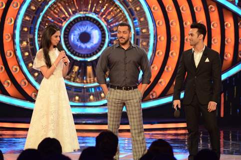 Divya Khosla and Pulkit Samrat at Promotions of Sanam Re on Bigg Boss 9 Along With Host Salman Khan