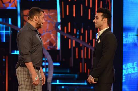 Pulkit Samrat for Promotions of 'Sanam Re' on Bigg Boss 9 with Host Salman Khan