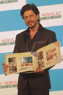 Shah Rukh Khan Unveils Shades of Kolkata at Nerolac Event