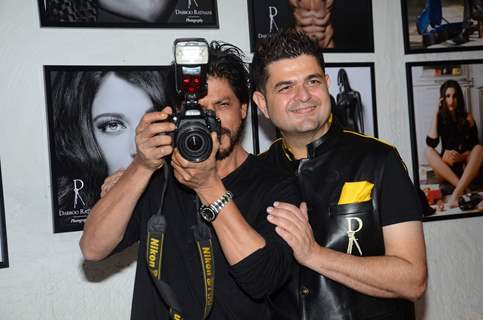 Shah Rukh Khan Try His Hand on Photography at Star Photographer Dabboo Ratnani's Calendar Launch