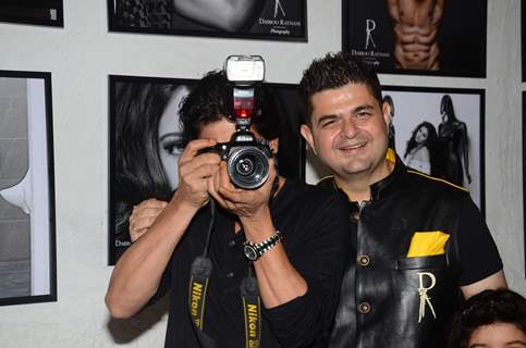 Shah Rukh Khan Try His Hand on Photography at Star Photographer Dabboo Ratnani's Calendar Launch