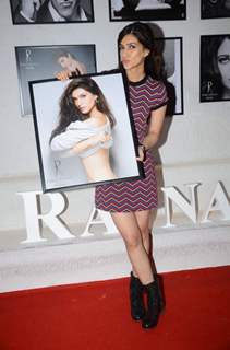 'The Pretty' Kriti Sanon Holds her Picture Frame at Dabboo Ratnani's Calendar Launch