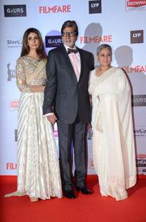 Shweta Nanda, Amitabh Bachchan and Jaya Bachchan at Filmfare Awards 2016