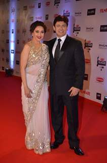 Madhuri Dixit with Her Husband at Filmfare Awards 2016