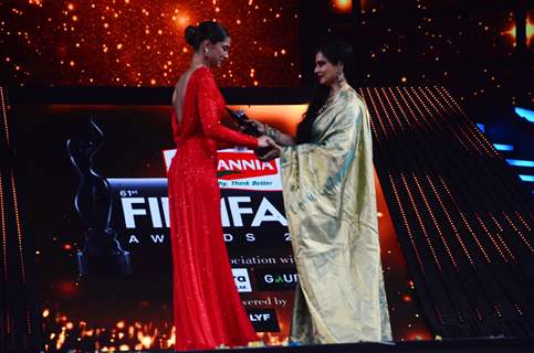 Deepika Padukone receiving her award from Rekha at Filmfare Awards 2016