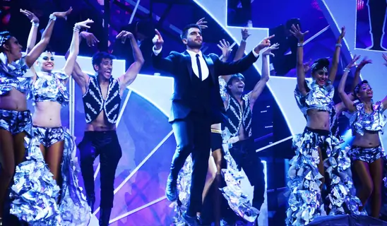 Ranveer Singh performing at Filmfare Awards 2016